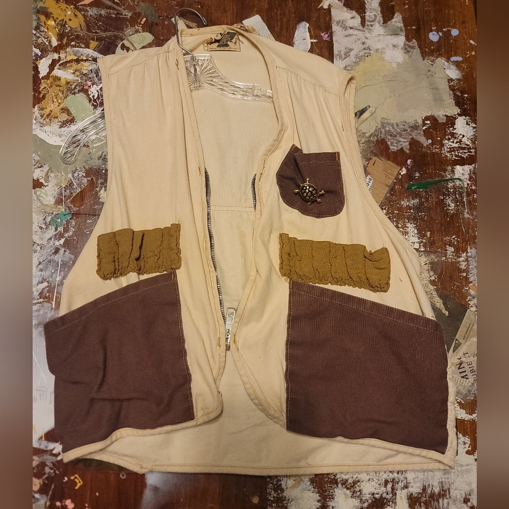 Men's Large shooting vest with pin